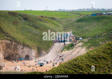 Grand paysage de la cale, plage et RNLI maison de canot de sauvetage à Flamborough North Landing par une journée ensoleillée Banque D'Images