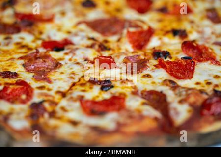Pizza à la mozzarella, et au pepperoni, prise en gros plan pour une utilisation comme arrière-plan. Banque D'Images