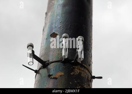 Bath, Somerset, Angleterre, 26 mai 2022, les tubes à essai fixés à un poteau de lampe dans la ville mesurent la qualité de l'air. Banque D'Images