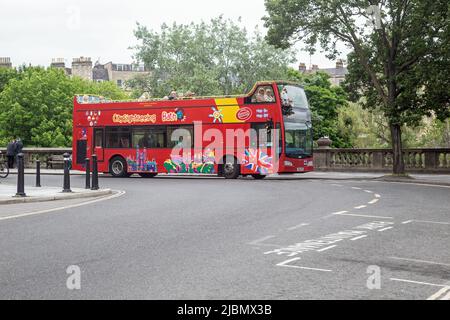 Pont Pulteney, Bath, Somerset, Angleterre, 26 mai 2022, Un bus rouge attend les touristes Banque D'Images