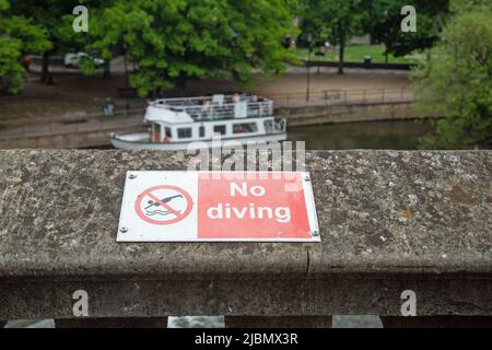 Pont Pulteney, Bath, Somerset, Angleterre, 26 mai 2022, un panneau sur le pont avertit les gens de ne pas plonger de lui. Banque D'Images