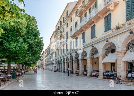 Liston, une rue piétonne avec des terrasses à arcades et des cafés à la mode à l'extrémité ouest de la place Spianada, dans le centre de la ville de Corfou, en Grèce. Banque D'Images