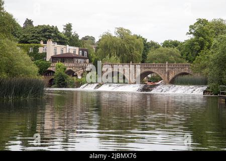 Pont à péage de Batheaston traversant la rivière Avon à Bathampton, Bath, Angleterre, 26 mai 2022. Banque D'Images