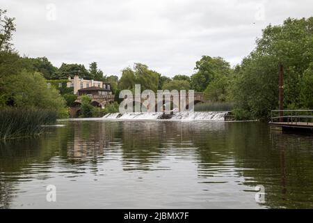 Pont à péage de Batheaston traversant la rivière Avon à Bathampton, Bath, Angleterre, 26 mai 2022. Banque D'Images