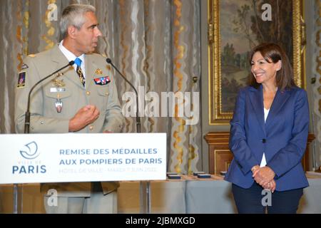 Jean-Marie Gontier, le général commandant la brigade des pompiers de Paris recevant la médaille du Grand Vermeil de la ville remise par Anne Hidalgo, Maire de Paris, à l'Hôtel de ville de Paris, France, sur 7 juin 2022. Photo de Jana appelez-moi J/ABACAPRESS.COM Banque D'Images