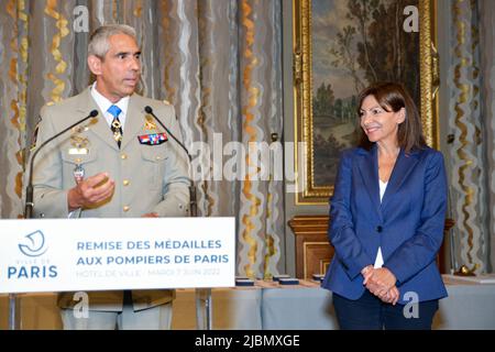 Jean-Marie Gontier, le général commandant la brigade des pompiers de Paris recevant la médaille du Grand Vermeil de la ville remise par Anne Hidalgo, Maire de Paris, à l'Hôtel de ville de Paris, France, sur 7 juin 2022. Photo de Jana appelez-moi J/ABACAPRESS.COM Banque D'Images