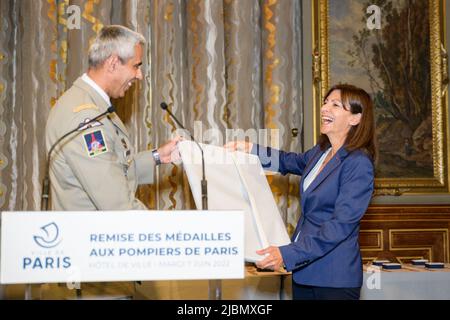 Jean-Marie Gontier, le général commandant la brigade des pompiers de Paris, a reçu la médaille du Grand Vermeil de la ville remise par Anne Hidalgo, Maire de Paris, à l'Hôtel de ville de Paris, en France, sur 7 juin 2022. Ici, il offre la peinture à Anne Hidalgo. Photo de Jana appelez-moi J/ABACAPRESS.COM Banque D'Images