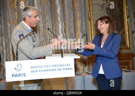 Anne Hidalgo, Maire de Paris, donne à Jean-Marie Gontier, le général commandant la brigade des pompiers de Paris, la Médaille du Grand Vermeil de la ville, à l'Hôtel de ville de Paris, en France, sur 7 juin 2022. Photo de Jana appelez-moi J/ABACAPRESS.COM Banque D'Images