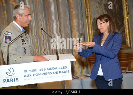 Jean-Marie Gontier, le général commandant la brigade des pompiers de Paris recevant la médaille du Grand Vermeil de la ville remise par Anne Hidalgo, Maire de Paris, à l'Hôtel de ville de Paris, France, sur 7 juin 2022. Photo de Jana appelez-moi J/ABACAPRESS.COM Banque D'Images