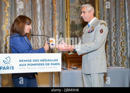 Anne Hidalgo, Maire de Paris, donne à Jean-Marie Gontier, le général commandant la brigade des pompiers de Paris, la Médaille du Grand Vermeil de la ville, à l'Hôtel de ville de Paris, en France, sur 7 juin 2022. Photo de Jana appelez-moi J/ABACAPRESS.COM Banque D'Images