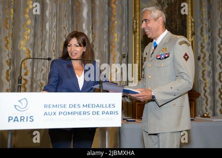 Anne Hidalgo, Maire de Paris, donne à Jean-Marie Gontier, le général commandant la brigade des pompiers de Paris, la Médaille du Grand Vermeil de la ville, à l'Hôtel de ville de Paris, en France, sur 7 juin 2022. Photo de Jana appelez-moi J/ABACAPRESS.COM Banque D'Images