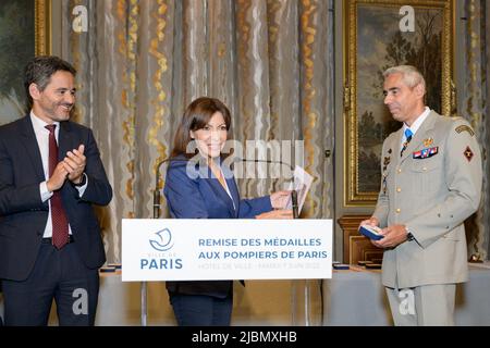 Nicolas Nordman (L), Anne Hidalgo, Maire de Paris, donnant à Jean-Marie Gontier, général commandant la brigade des pompiers de Paris, la Grande Médaille Vermeil de la ville, à l'Hôtel de ville de Paris, France, sur 7 juin 2022. Photo de Jana appelez-moi J/ABACAPRESS.COM Banque D'Images