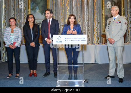 (De gauche à droite) : Jeanne d'Hauteserre, Audrey Pulvar, Nicolas Nordman, Anne Hidalgo, Maire de Paris, Jean-Marie Gontier, le général commandant la brigade des pompiers de Paris a reçu la médaille du Grand Vermeil de la ville à l'Hôtel de ville de Paris, France, sur 7 juin 2022. Photo de Jana appelez-moi J/ABACAPRESS.COM Banque D'Images