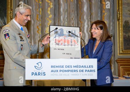 Jean-Marie Gontier, le général commandant la brigade des pompiers de Paris, a reçu la médaille du Grand Vermeil de la ville remise par Anne Hidalgo, Maire de Paris, à l'Hôtel de ville de Paris, en France, sur 7 juin 2022. Ici, il offre la peinture à Anne Hidalgo. Photo de Jana appelez-moi J/ABACAPRESS.COM Banque D'Images