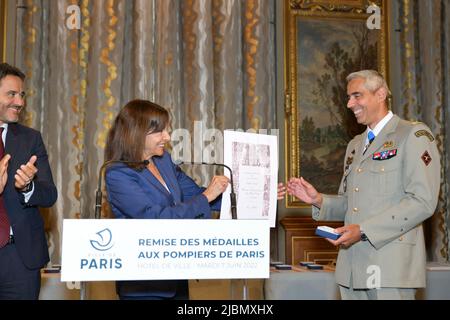 Nicolas Nordman (L), Anne Hidalgo, Maire de Paris, donnant à Jean-Marie Gontier, général commandant la brigade des pompiers de Paris, la Grande Médaille Vermeil de la ville, à l'Hôtel de ville de Paris, France, sur 7 juin 2022. Photo de Jana appelez-moi J/ABACAPRESS.COM Banque D'Images