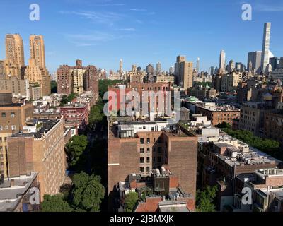 Le parc immobilier et d'autres bâtiments dans le quartier Upper West Side de New York, lundi, 6 juin 2022. (© Frances M. Roberts) Banque D'Images