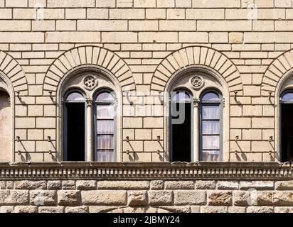 Détail de la façade du palais Medici Riccardi conçu par l'architecte de la Renaissance Michelozzo avec deux fenêtres à meneaux, à Florence, Toscane, Italie Banque D'Images