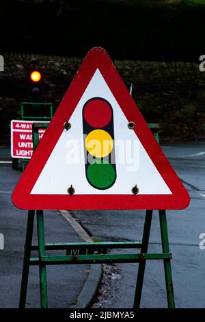 Un feu de signalisation temporaire avertissant des travaux de route à venir. Il y a 4 voies de contrôle de la circulation à une jonction de 4 routes à Baildon, Yorkshire. Banque D'Images