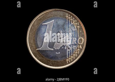 Une pièce d'un euro d'Irlande (Eire) datant de 2005 découpée et isolée sur fond noir, photo Banque D'Images