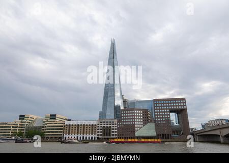 Le Shard le nouveau bâtiment emblématique sur la ligne d'horizon de Londres. Bâtiment le plus haut placé contre un ciel spectaculaire Banque D'Images