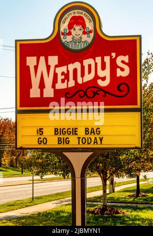 Charlotte, NC/USA - Novenber 9, 2019: Feu moyen extérieur de rouge, blanc et jaune 'Wendy's' signe avec marque, logo et publicité contre bleu clair Banque D'Images