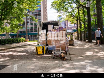 Amazon livraisons pour distribution dans le quartier de Greenwich Village à New York lundi, 30 mai 2022. (© Richard B. Levine) Banque D'Images