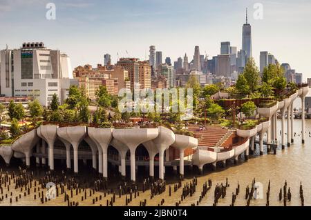 Little Island, le week-end du jour du souvenir, vue depuis le parc public Pier 57, dimanche, 29 mai 2022. (© Richard B. Levine) Banque D'Images