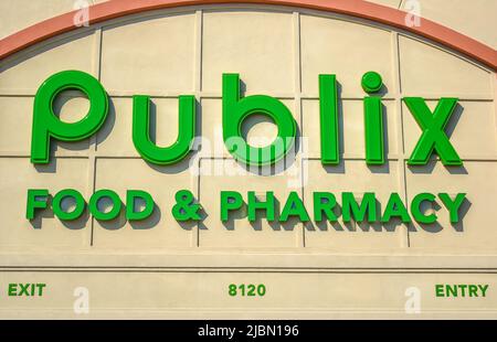 Publix Food & Pharmacy la façade extérieure du marché de l'épicerie marque et logo en lettres vert fluo sur beige à la lumière du coucher du soleil par temps ensoleillé. Banque D'Images