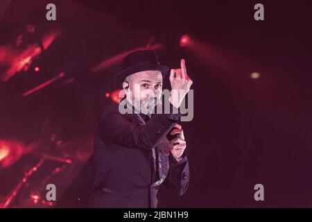 Rome, Italie. 21st févr. 2019. Samuel Umberto Romano du groupe de rock Subsonica se produit sur scène au Palazzo dello Sport à Rome. (Photo de Valeria Magri/SOPA Images/Sipa USA) crédit: SIPA USA/Alay Live News Banque D'Images