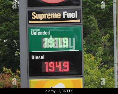 Sittingbourne, Kent, Royaume-Uni. 7th juin 2022. Le prix de l'essence sans plomb est plus élevé que celui du diesel sur une piste de Sittingbourne, dans le Kent cet après-midi - et près de £2 le litre - lorsque le prix du carburant atteint de nouveaux sommets. Crédit : James Bell/Alay Live News Banque D'Images