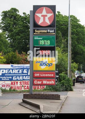 Sittingbourne, Kent, Royaume-Uni. 7th juin 2022. Le prix de l'essence sans plomb est plus élevé que celui du diesel sur une piste de Sittingbourne, dans le Kent cet après-midi - et près de £2 le litre - lorsque le prix du carburant atteint de nouveaux sommets. Crédit : James Bell/Alay Live News Banque D'Images