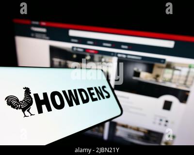 Téléphone portable avec logo de la société britannique Howden menisery Group plc sur écran devant le site Web des entreprises. Mise au point à gauche de l'écran du téléphone. Banque D'Images