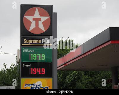 Sittingbourne, Kent, Royaume-Uni. 7th juin 2022. Le prix de l'essence sans plomb est plus élevé que celui du diesel sur une piste de Sittingbourne, dans le Kent cet après-midi - et près de £2 le litre - lorsque le prix du carburant atteint de nouveaux sommets. Crédit : James Bell/Alay Live News Banque D'Images