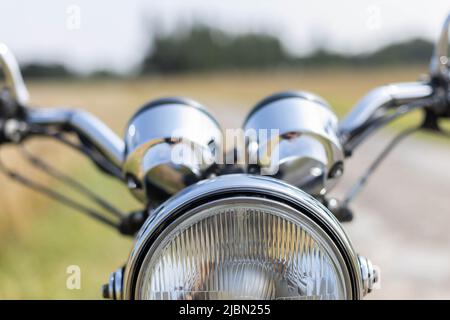 vue rapprochée de l'avant d'une moto en plein soleil Banque D'Images