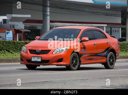 Chiangmai, Thaïlande - 21 avril 2022: Voiture privée, Toyota Corolla Altis. Sur la route n°1001, à 8 km de la ville de Chiangmai. Banque D'Images