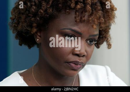 Washington, Vereinigte Staaten. 06th juin 2022. Karine Jean-Pierre, Attachée de presse de la Maison Blanche, dirige le point de presse quotidien dans la salle Brady de la Maison Blanche à Washington, DC sur 6 juin 2022. Credit: Yuri Gripas/Pool via CNP/dpa/Alay Live News Banque D'Images