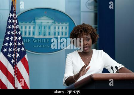 Washington, Vereinigte Staaten. 06th juin 2022. Karine Jean-Pierre, Attachée de presse de la Maison Blanche, dirige le point de presse quotidien dans la salle Brady de la Maison Blanche à Washington, DC sur 6 juin 2022. Credit: Yuri Gripas/Pool via CNP/dpa/Alay Live News Banque D'Images