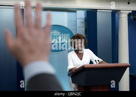 Washington, Vereinigte Staaten. 06th juin 2022. Karine Jean-Pierre, Attachée de presse de la Maison Blanche, dirige le point de presse quotidien dans la salle Brady de la Maison Blanche à Washington, DC sur 6 juin 2022. Credit: Yuri Gripas/Pool via CNP/dpa/Alay Live News Banque D'Images