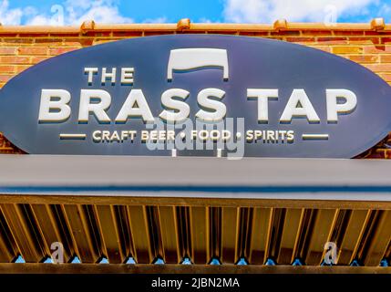 Charlotte, NC/USA - 14 mai 2019: Gros plan horizontal moyen du bar à bière artisanal « The Brass Tap » et du gril montrant la marque et le logo sur le panneau ovale. Banque D'Images