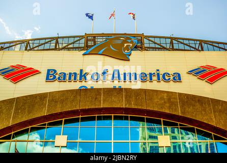 Charlotte, NC/Etats-Unis - 14 mai 2019: Plan moyen regardant la façade d'entrée du stade 'Bank of America' -- stade des Carolina Panthers. Banque D'Images