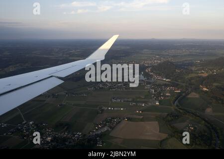 Graz région autriche au coucher du soleil vue aérienne depuis l'avion au coucher du soleil Banque D'Images