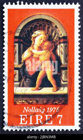 IRLANDE - VERS 1975: Un timbre imprimé en Irlande montre Madona et enfant, peinture par FRA Filippo Lippi, Noël, vers 1975 Banque D'Images