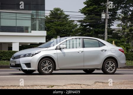 Chiangmai, Thaïlande - 21 avril 2022: Voiture privée, Toyota Corolla Altis. Sur la route n°1001, à 8 km de la ville de Chiangmai. Banque D'Images