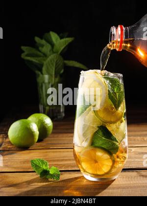 Thé glacé rafraîchissant au citron, au citron vert et à la menthe poivrée. Copier l'espace. Banque D'Images