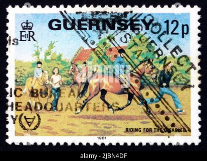 GUERNESEY - VERS 1995: Un timbre imprimé dans les spectacles de Guernesey Riding for the Disabled, année internationale des handicapés, vers 1981 Banque D'Images