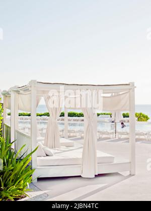 Lits de jour, piscine avec vue sur l'océan au Live Aqua Resort & Spa, un hôtel de luxe tout compris de 371 chambres dans la zone hôtelière de Cancun. Cancun, Mexique. Banque D'Images