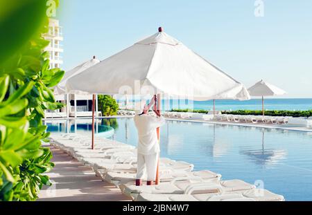 Lits de jour, piscine avec vue sur l'océan au Live Aqua Resort & Spa, un hôtel de luxe tout compris de 371 chambres dans la zone hôtelière de Cancun. Cancun, Mexique. Banque D'Images