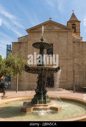 Fontaine place de la République, en face de l'église Saint Laurent, à Saint Laurent d'Aigouze, dans le Gard, Occitanie, France Banque D'Images