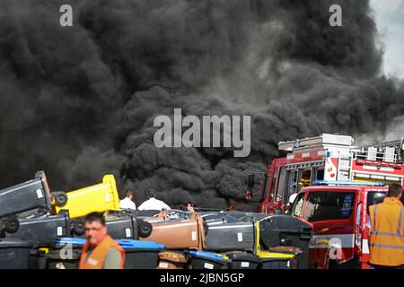 07 juin 2022, Saxe-Anhalt, Halle (Saale): Des nuages noirs de fumée sur la scène du feu bloquent la vue des services d'urgence. Un roulement de roue a pris feu au centre de recyclage de la Hallesche Stadtwirtschaft. Plusieurs pompiers ont été déployés. Photo: Heiko Rebsch/dpa Banque D'Images