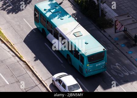 Bus Transantiago à Vitacura, Santiago Chili. Caio Mondego H sur la route 502, exploité par Metbus Banque D'Images